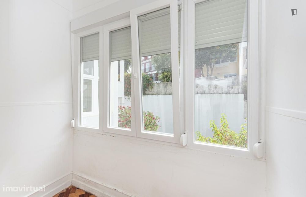 Quarto - localizado em Lapa Lisbon