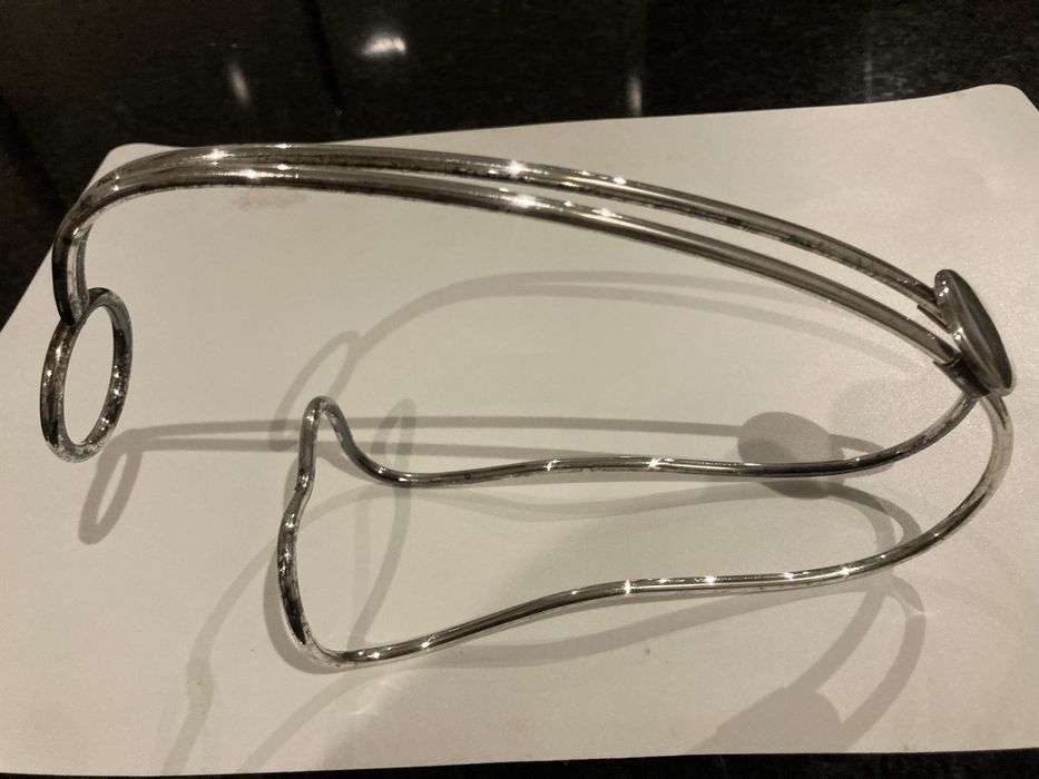 Suporte para servir vinho, em casquinha, novo, muito elegante.