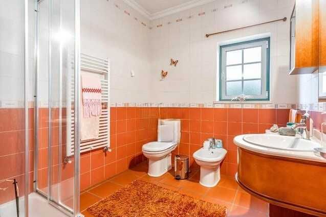 Vende-se Moradia T4 + terreno urbano associado - Alfafar, Penela