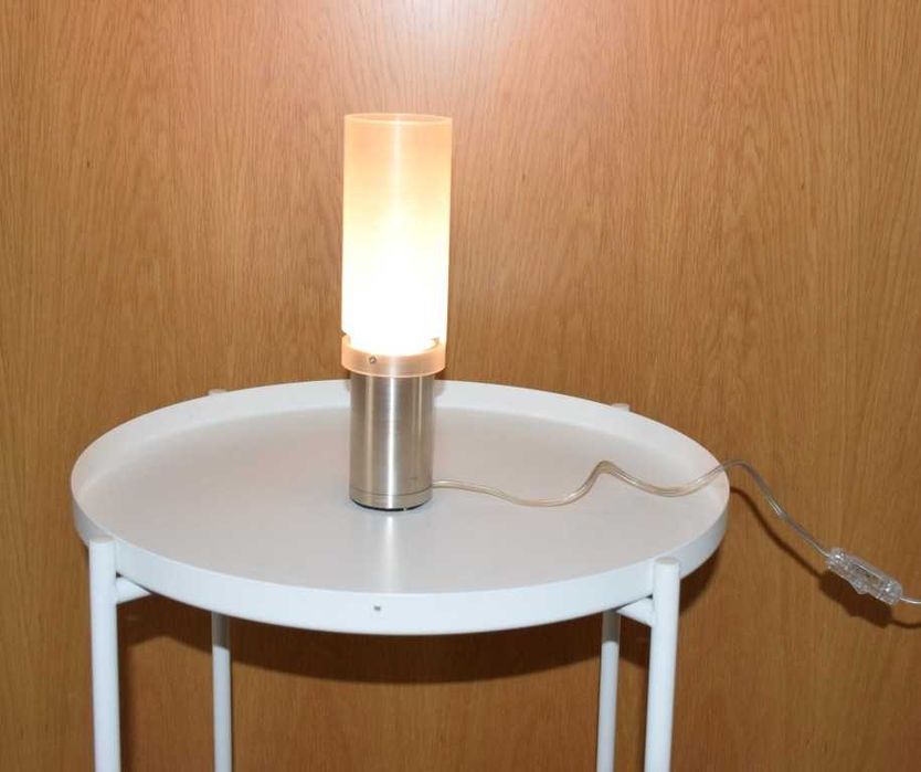 Candeeiro de mesa com base em inox pesada e de elevada qualidade