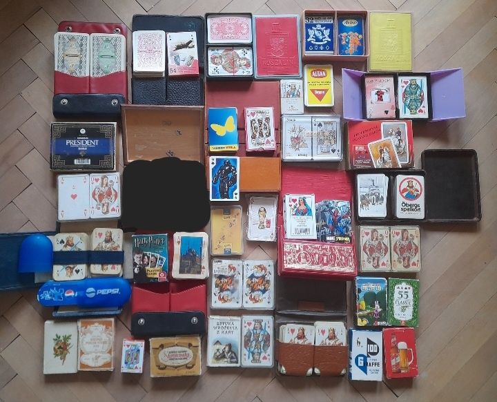 Duża kolekcja talii starych kart kolekcjonerskich do gry.