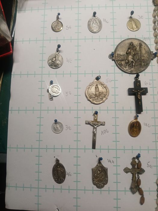 Medalhinhas e outros items religiosos
