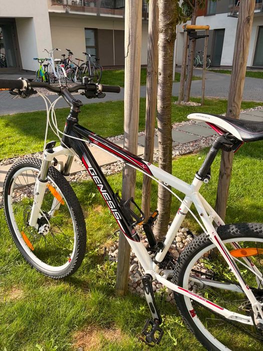 Rower górski (MTB) biało czarny z czerwonymi detalami
