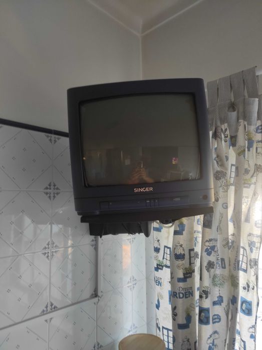 TV 38 cm com suporte incluído
