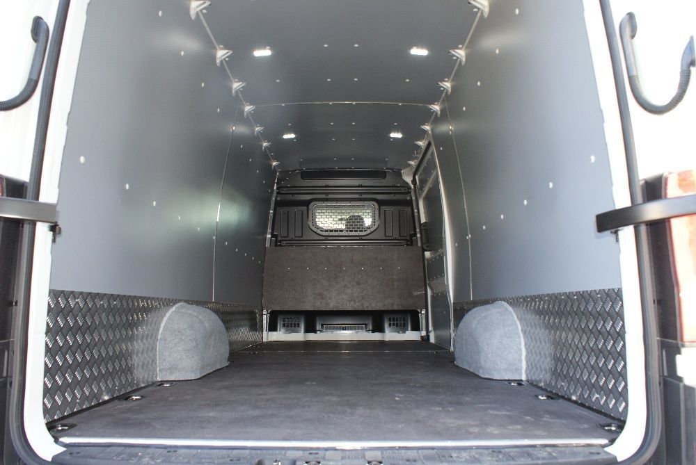 Lekka zabudowa busa z szarego plastiku do samochodu VW Crafter L4H2