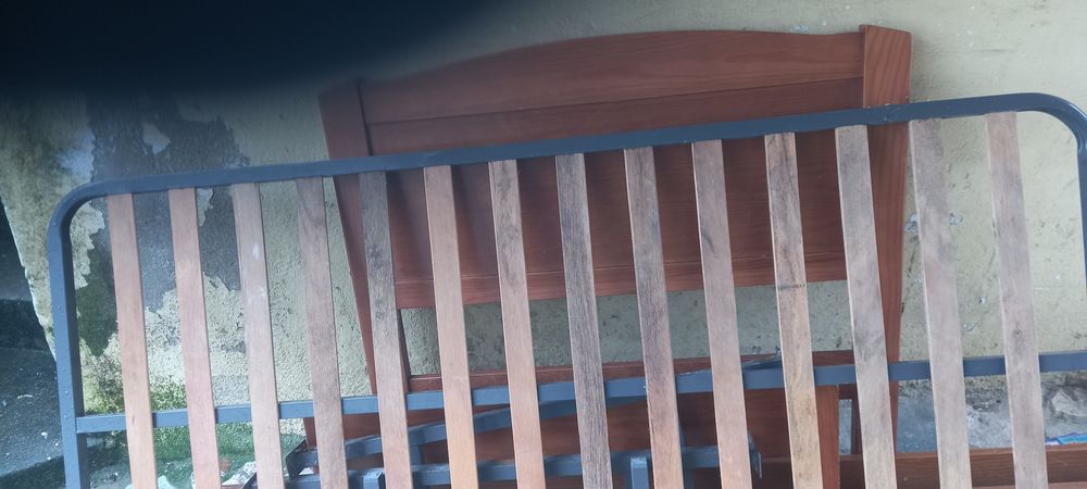 Cama de corpo e meio (solteiro) em madeira maciça