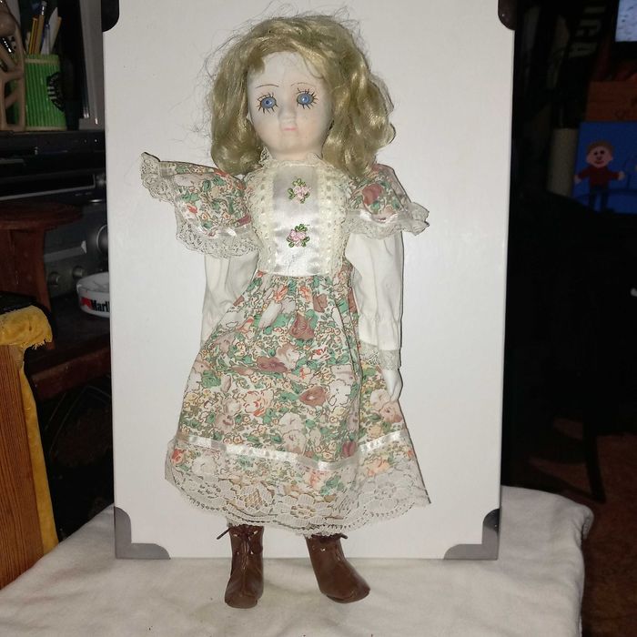 Boneca antiga em porcelana