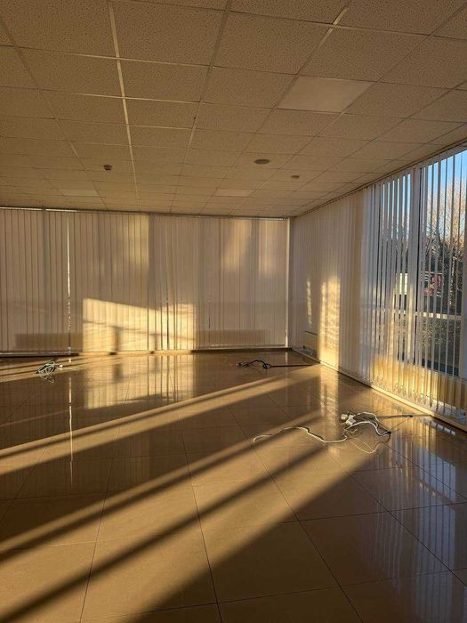 Офіс з виглядом на парк. Своя парковка, 800 долларів за м.кв.