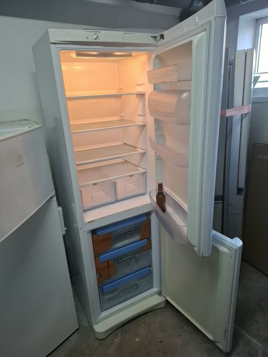 Frigorífico indesit a um preço acessível 1.85 altura  0.59 largura e 0.59 profundidade