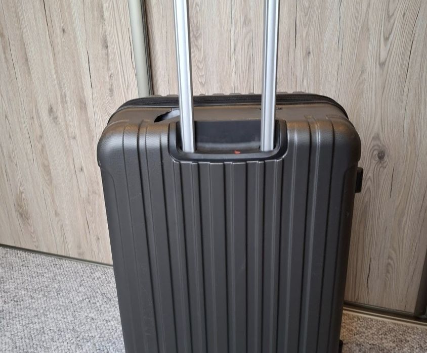 Duża walizka podróżna na kółkach