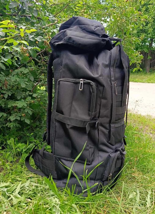 Чорний туристичний рюкзак в похід