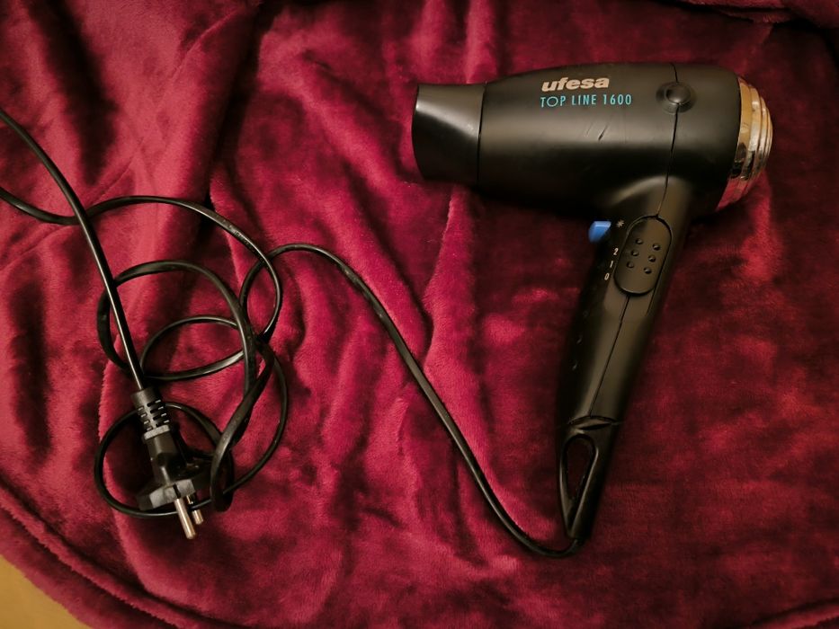 Secador cabelo em pleno funcionamento