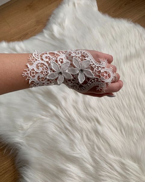biała bransoletka z koronkową rękawiczką