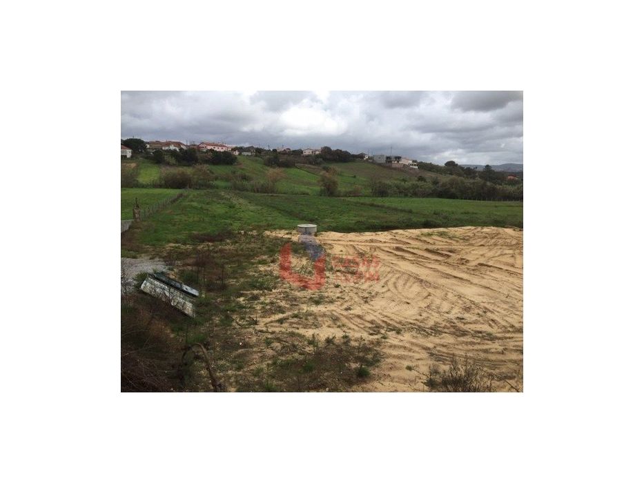 Terreno com 3 parcelas para moradias na Maceira, Leiria