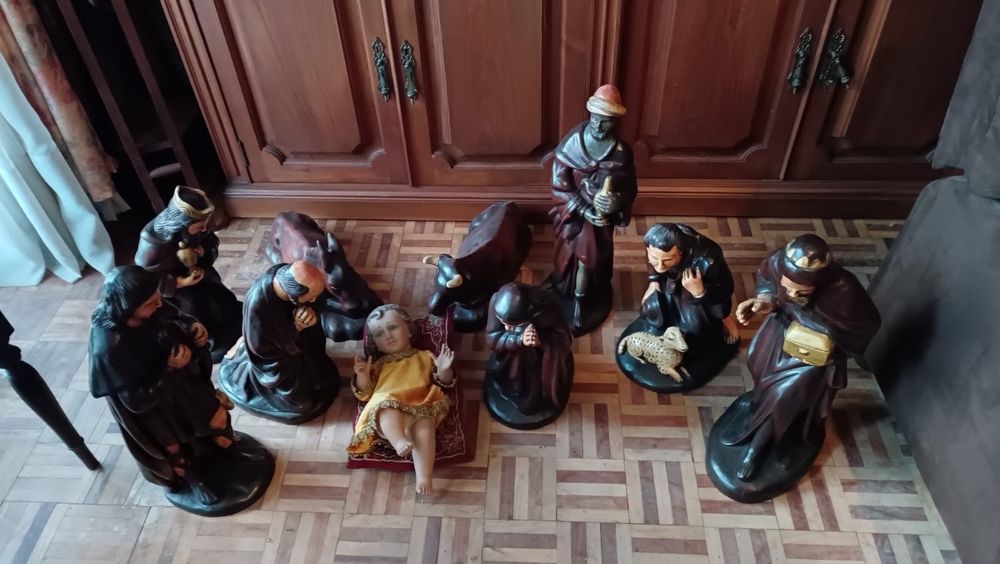 Presépio em madeira e menino Jesus em Loiça