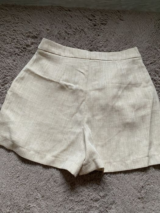 Beżowe spodenki z przewiewnego materiału