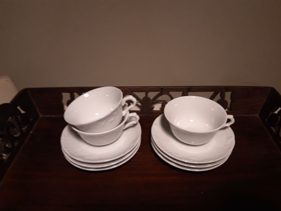 3 chávenas de café da VISTA ALEGRE, com motivos em relevo + 6 pires