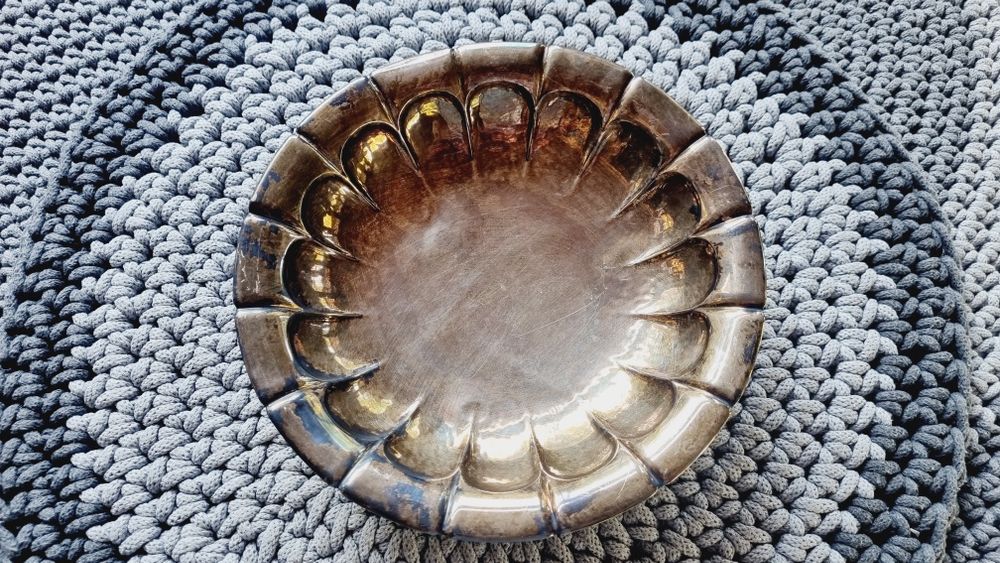 Antyczna misa na podstawce