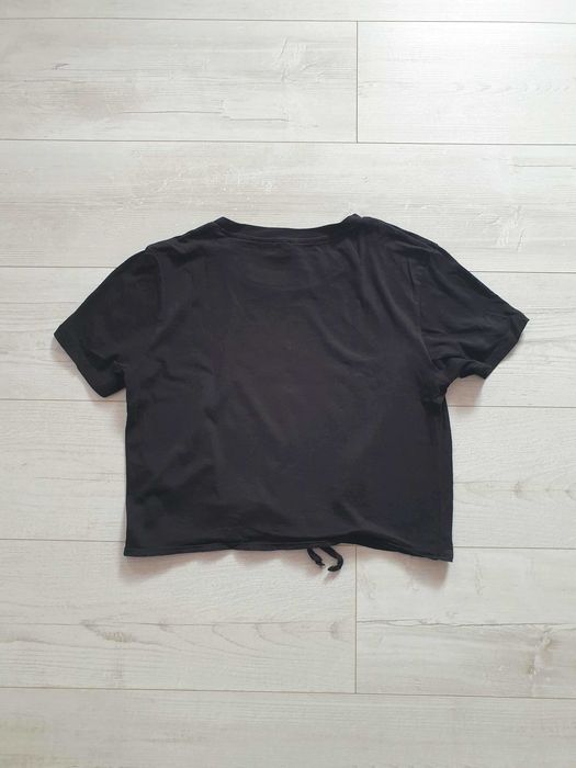 czarny crop top z nadrukiem i wiązaniem