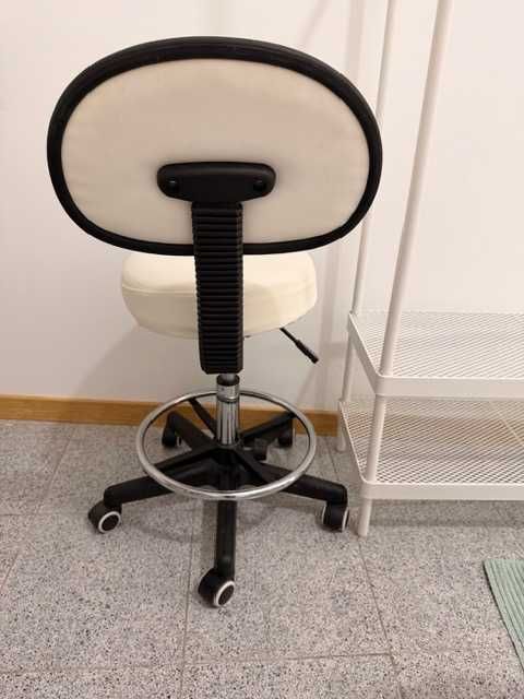 Cadeira com Base Cromada, 5 Rodas e Elevação Hidráulica | Esteticistas, Massagistas, Tatuadores...