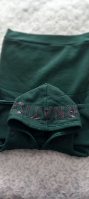 Camisolas com Capuz Menino Tam 6 Anos  ( Portes Incluídos)