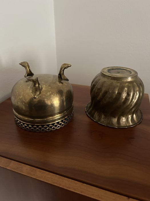 Vendo dois vasos em latao.