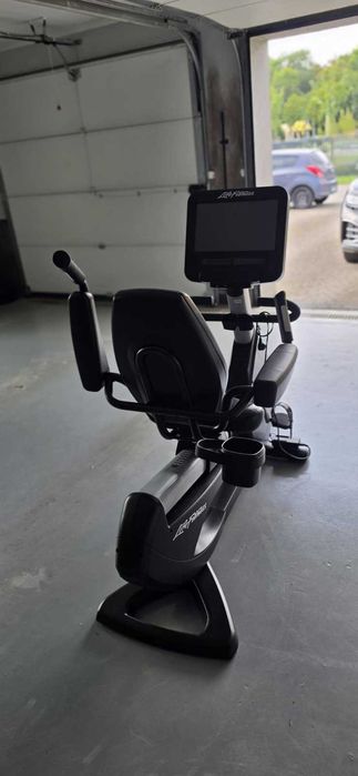 Rower stacjonarny pionowy LIFE FITNESS ELEVATION DISCOVER SE3 HD 95R