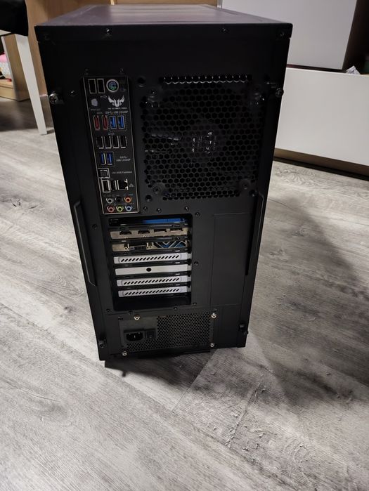 Komputer Fractal design FX 8350 monitor 24 16gbram 500gb ssd rx580 8gb