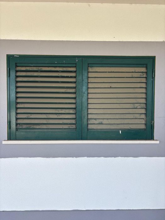 Portadas de aluninio verde usadas