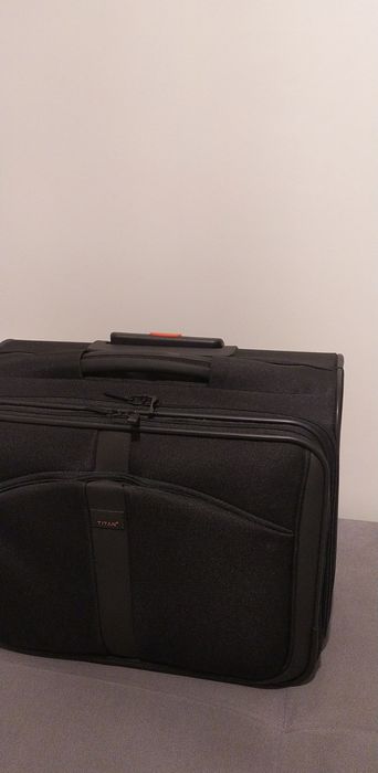 Zestaw walizka + etui + kosmetyczka + kluczyk =  nowe TITAN