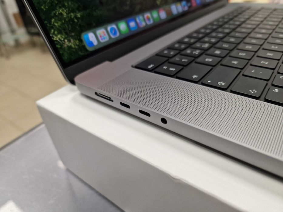 Macbook PRO 16 2023/ M2 PRO/ 16GB/ 512GB/ Space Gray/ 30 cykli/ Grad A