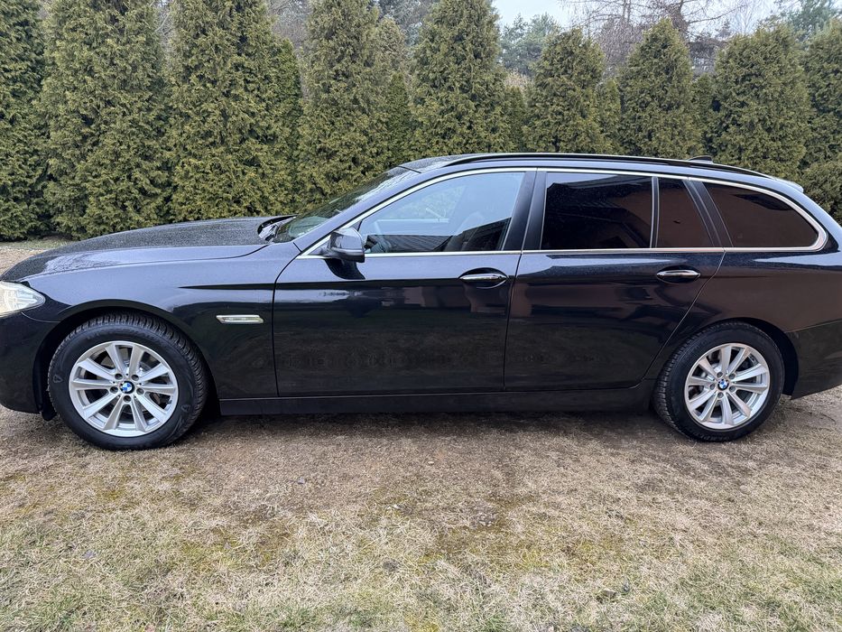 BMW F11 520D. Czarna podsufitka akntara.