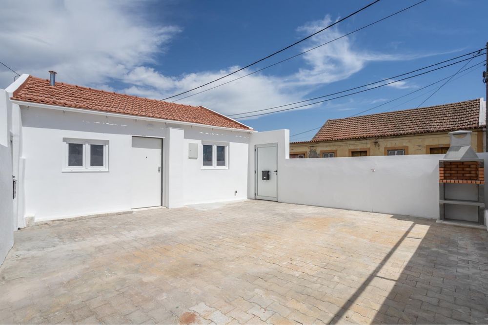 Moradia T3 Térrea Totalmente Remodelada com Quintal | Sarilhos Grandes – Montijo