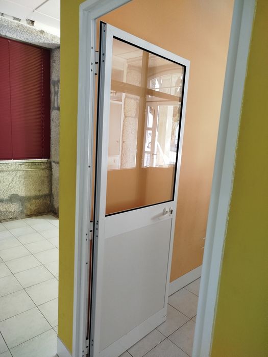 Divisórias e portas em alumínio e vidro duplo