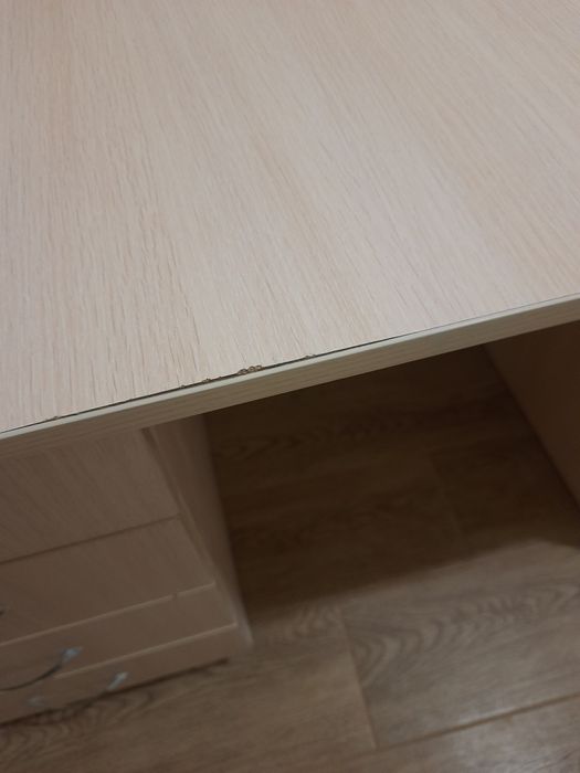 Стол письменный ,компьютерный  бежевый  !