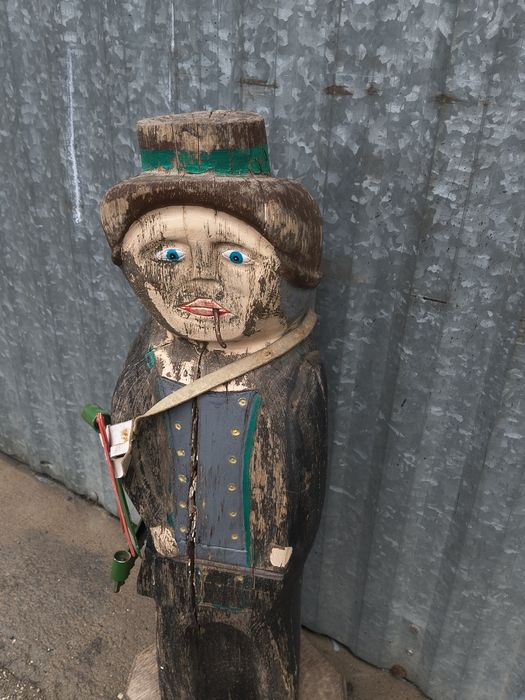 Zabytkowa rzeźba drwal