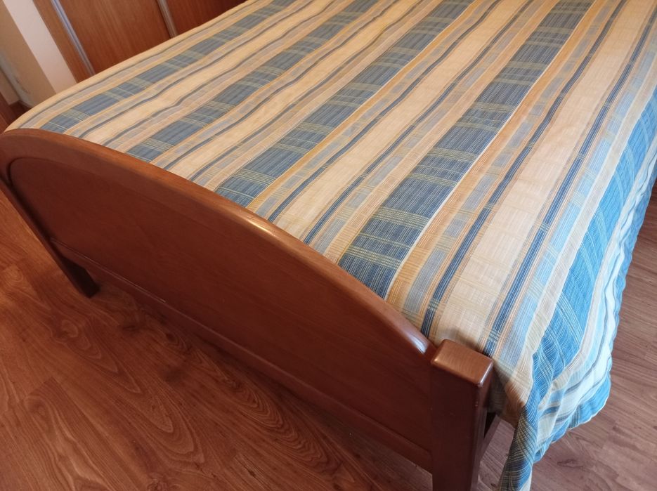 Cama com duas mesas de cabeceira