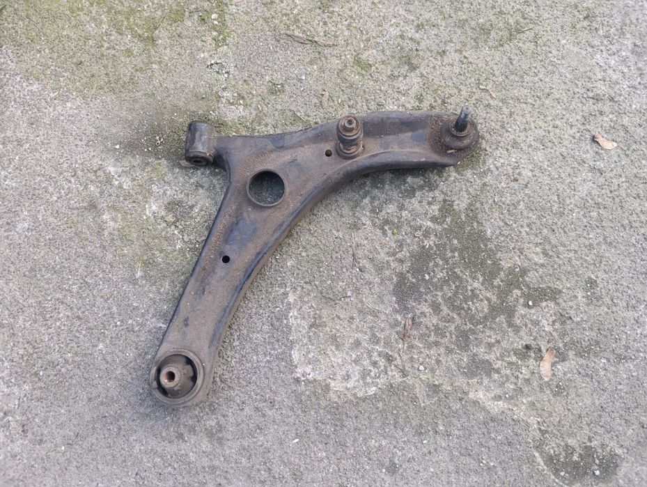 Geely MK Toyota Yaris Ричаг правий