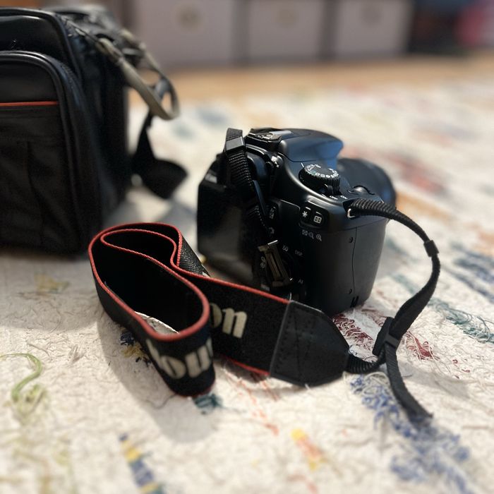 Canon EOS 1100D + Objetiva 18-55mm + Bolsa + Bateria + Carregador