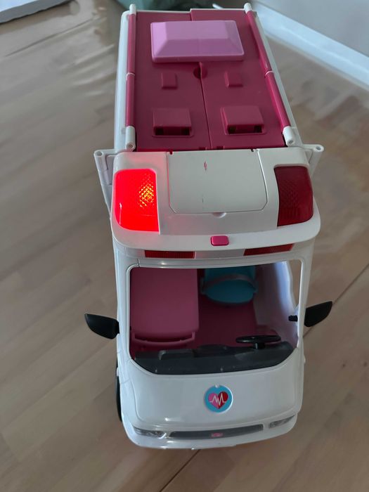 Barbie ambulância