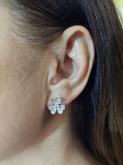 Золотые серьги-пуссеты с бриллиантами в стиле Van Cleef