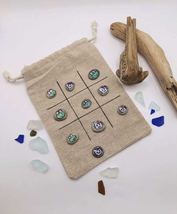 Gra kieszonkowa kółko i krzyżyk pomalowane kamienie Hello kitty gra