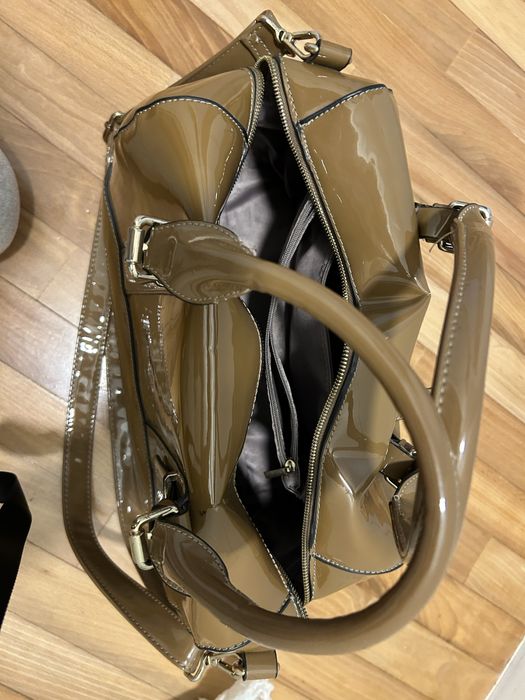 “RESERVADA” = Carteira beje espaçosa