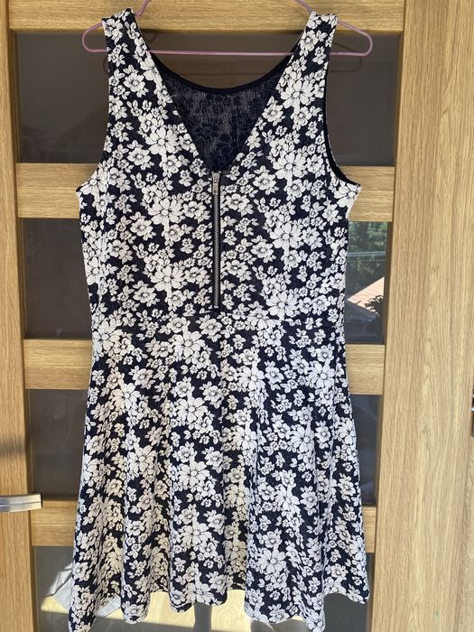 Granatowa w biale kwiatuszki sukienka