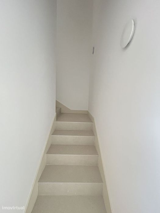 Vende-Se T2 Duplex Novo, Com Terraço E Suíte, No Centro De Braga.