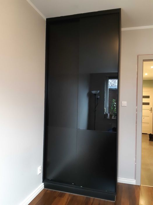 Szafa w zabudowie czarna