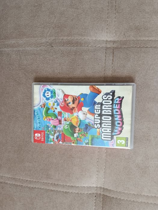 Nintendo switch OLED biały z grą super Mario Bros wonder I walizką do transportu