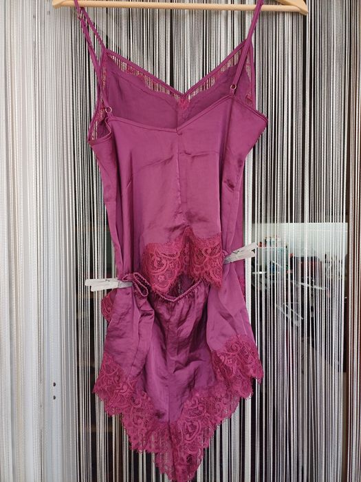 Pijama (top + calção), rendado, de cor rosa escuro / bordeaux da Sense Collection (S)