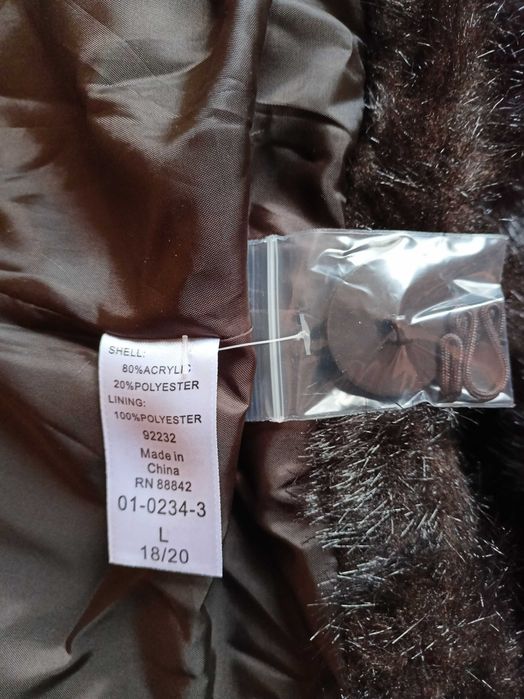 Шуба с капюшоном из искусственного меха (L размер)