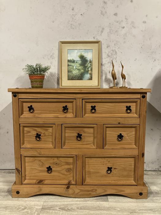 Zdobiona, sosnowa komoda z szufladami